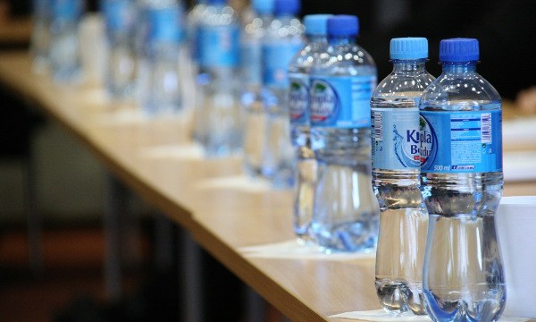 Woda z odwróconej osmozy wykorzystywana w produkcji wody butelkowanej